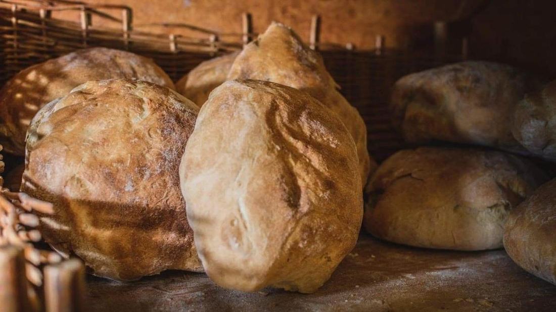 Pâini prăfuite cu făină, cuptorul Ardelean