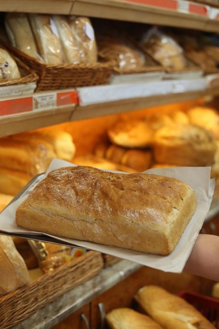 Pâine dreptunghiulară pe tavă, brutăria din Lugoj