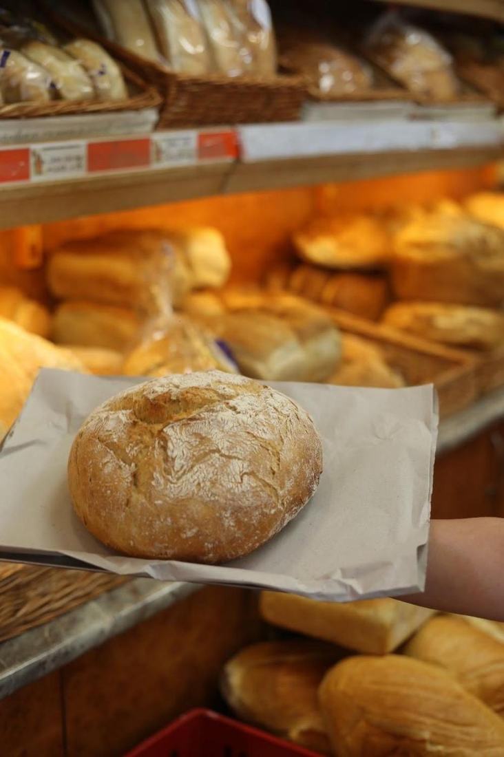 Pâine rotundă pe tavă, în brutăria din Lugoj